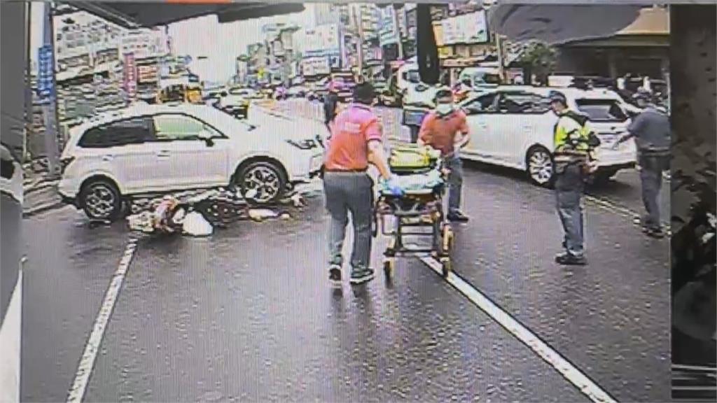 汽機車碰撞!婦人卡在車底 附近堆高機司機協助脫困