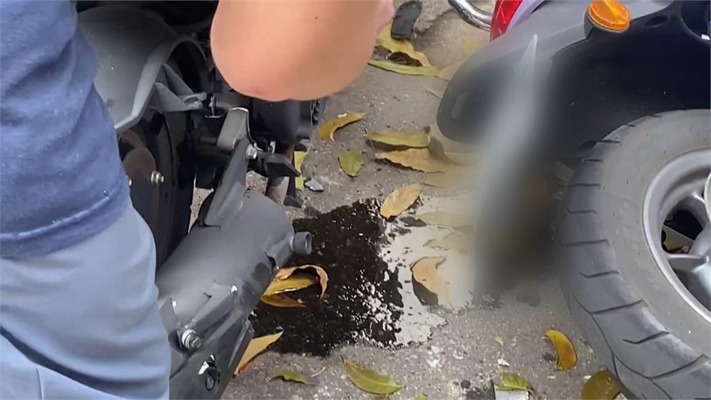 轎車「保齡球式」掃倒13台機車 女駕駛:以為會過