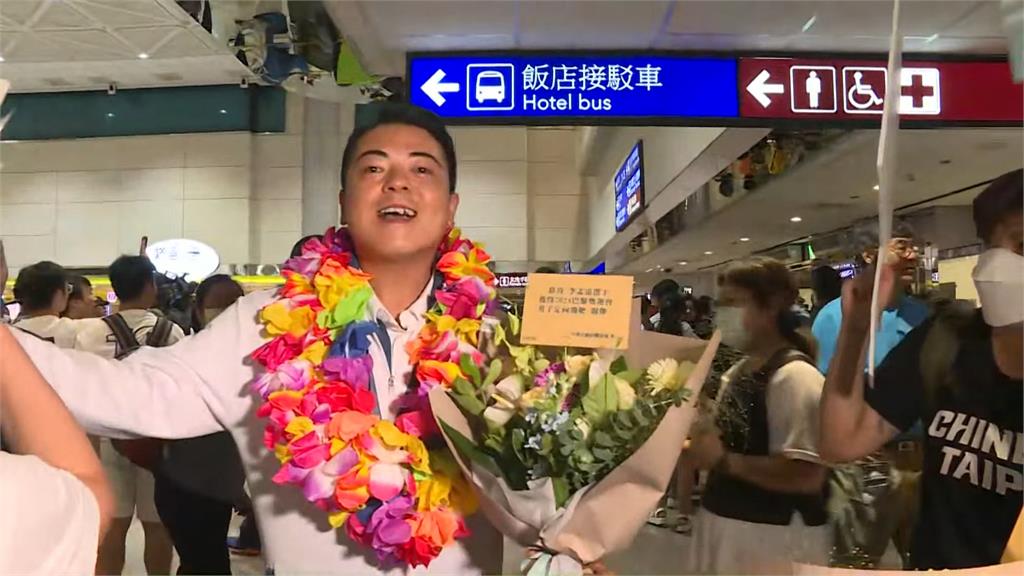 李孟遠奪射擊史上首獎牌 大批民眾搶合照、送花歡迎他回台