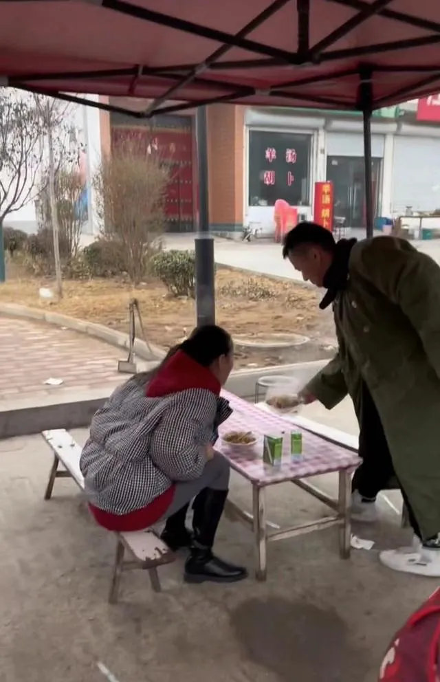 「最佳綠葉」出道21年無戲可拍!跑到農村「賣炒麵」網看呆:認不出