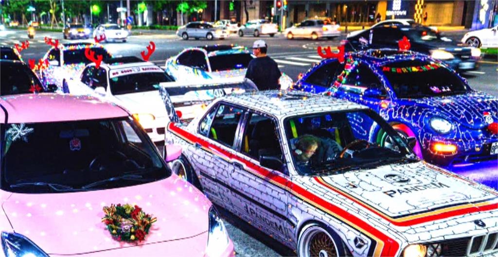 耶誕限定! 多車掛閃亮燈飾遊行 載萌犬扮麋鹿遊街