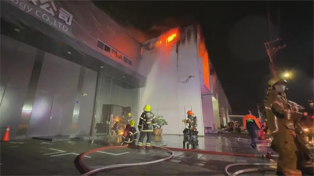 台南印刷廠大火延燒3廠房 消防出動百人支援幸無傷亡