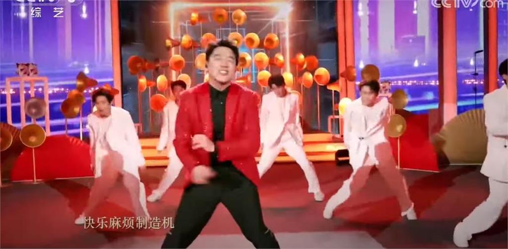 消失台灣10年!王耀慶央視唱跳「勒出一團肉」超尬表演網嚇爛:也太油