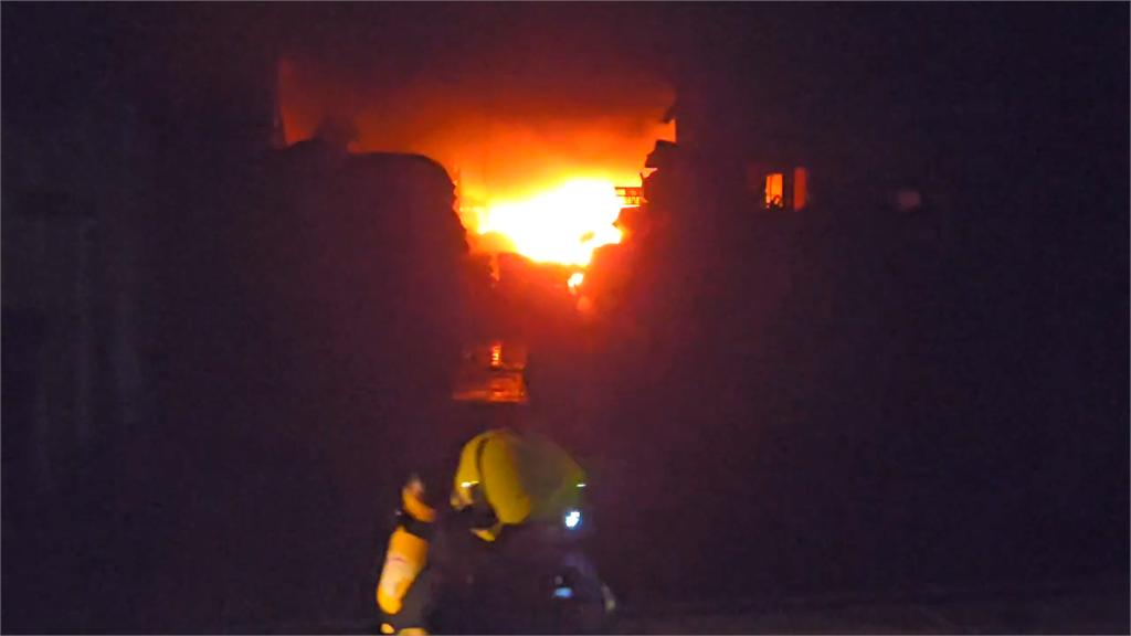 最新／悚！台南「蘭花資材工廠」暗夜竄火　烈焰直衝天際畫面曝