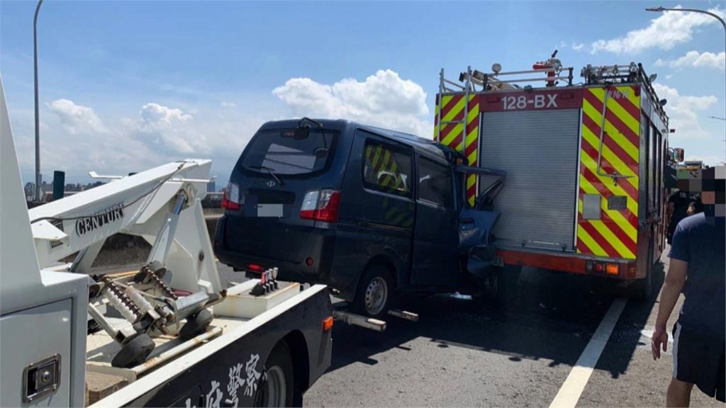 碰!執行勤務遭追撞 消防車車尾「插進」廂型車駕駛座裡
