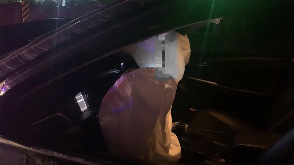 小貨車雙黃線迴轉遭轎車撞上　車斗超載４乘客被撞飛出車外
