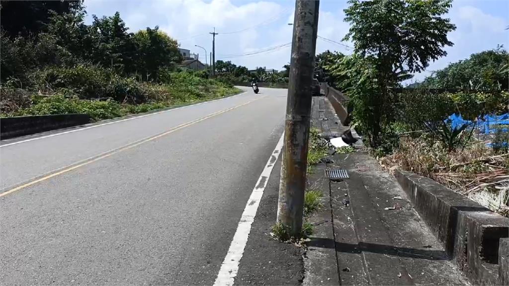 死亡車禍！轎車行經三灣大橋失控撞電桿　車頭全毀　駕駛受困傷重不治