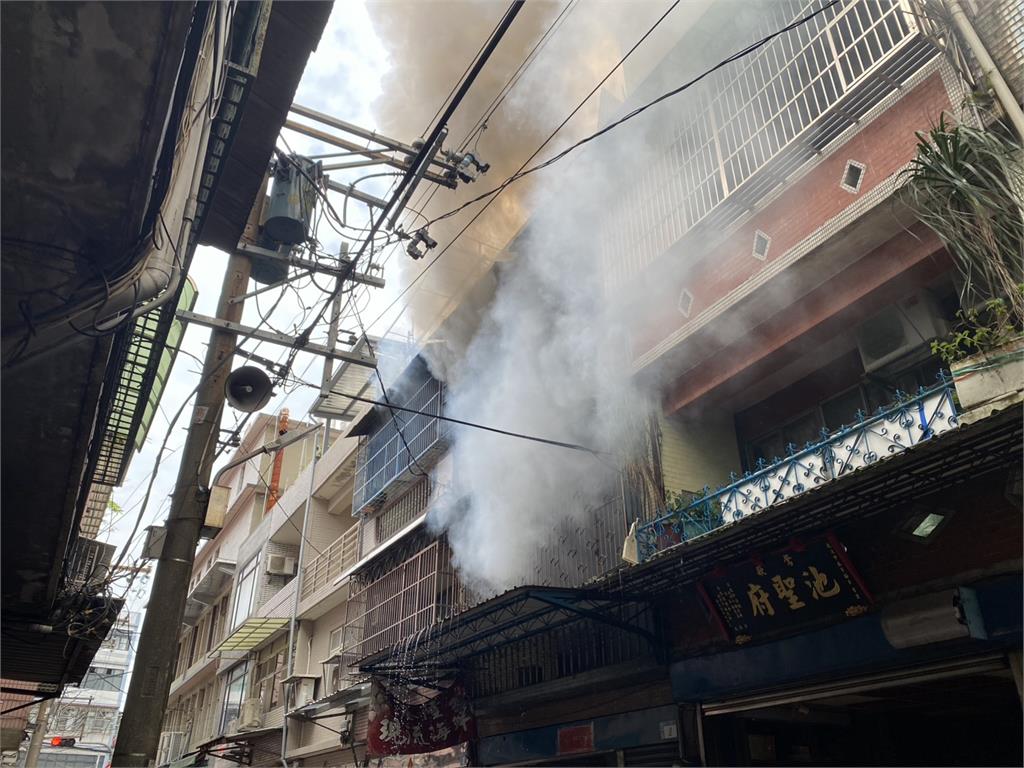 快新聞/濃煙密布!新北鶯歌住宅2樓全面燃燒 2人OHCA送醫搶救