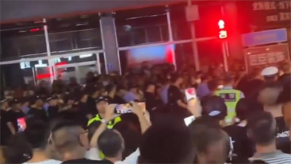 四川掀大規模抗議！民眾遭武力鎮壓淚喊「習近平下台」現場如反送中翻版
