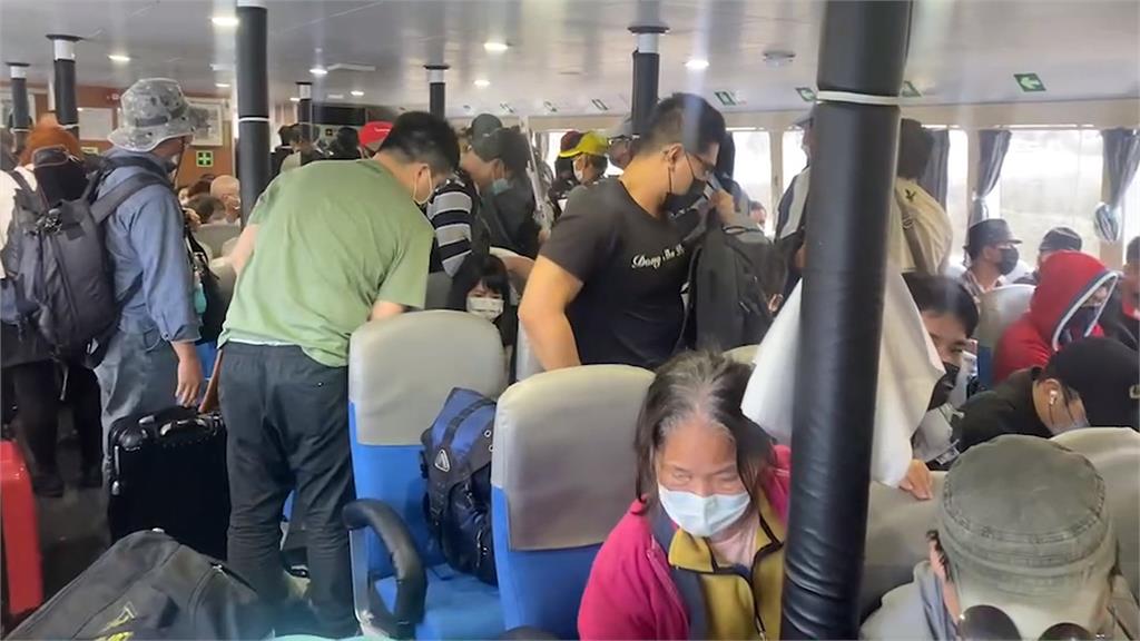 走道堆滿行李連蔬菜都有！　乘客搭船到蘭嶼怨「是客輪還貨輪？」