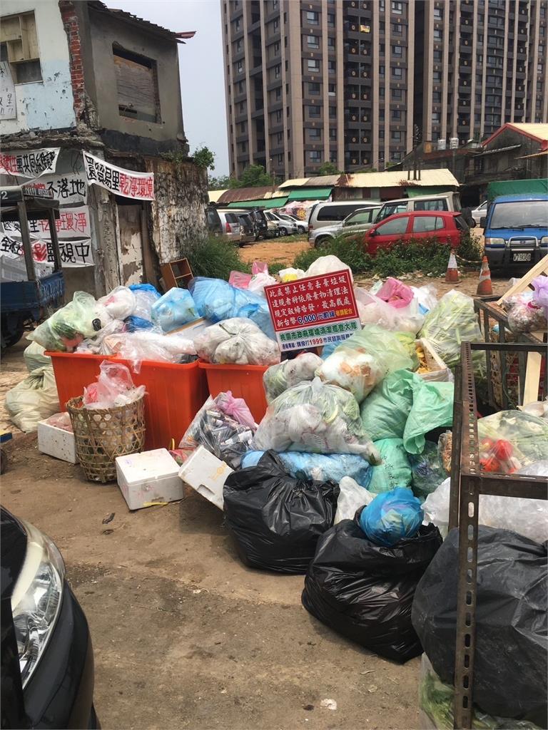 桃園忠貞市場攤商怨聲載道! 垃圾車無法進出、定點清運被抗議