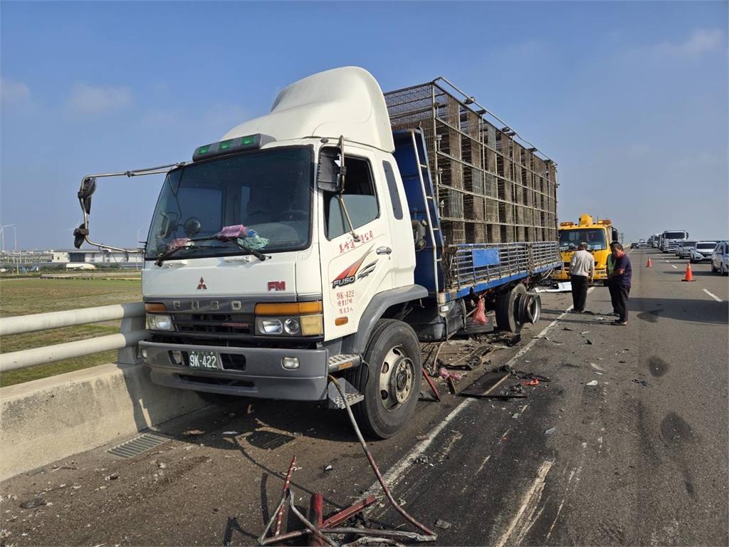 快新聞／台61漢寶路段車禍！牛奶槽車撞上「路肩載雞貨車」　現場慘況曝光