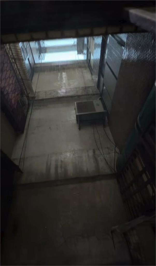 新竹豪雨2樓住家天井被灌爆！他貼「瀑布畫面」超驚人畫面10萬人看傻