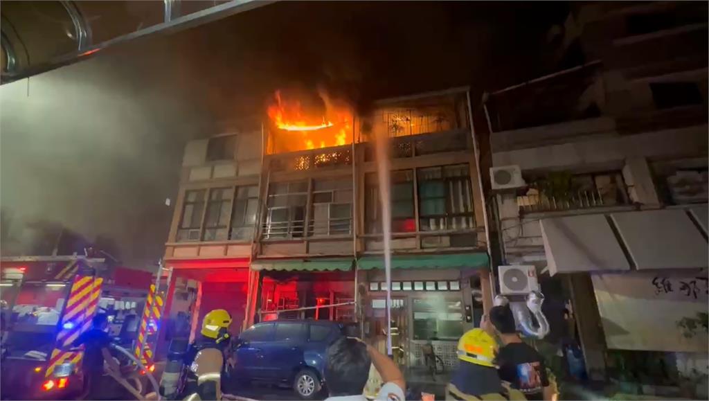 高雄透天大火一家六口急逃! 屋主回頭救4歲兒傷重救治中