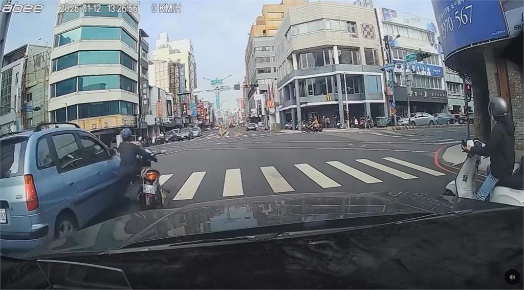 台南女騎士撞完轎車「起身就落跑」 遭撞駕駛看傻眼