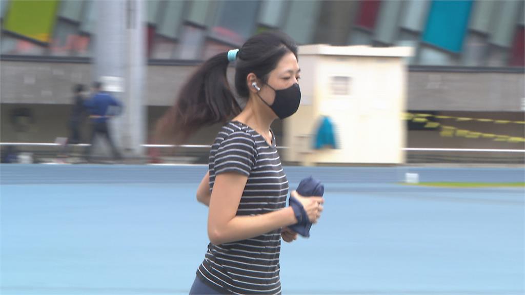 恢復「外出全程戴口罩」 恐影響運動.唱歌意願