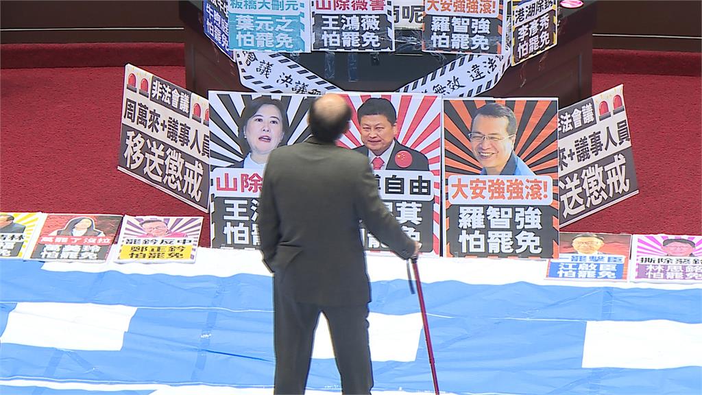 公投逕付二讀爭議燒　藍綠立院「標語大戰」