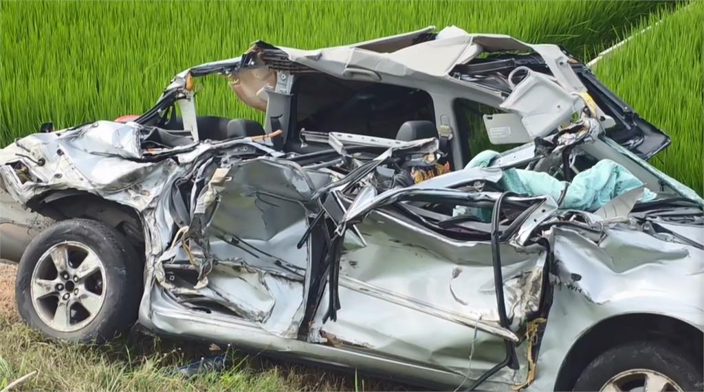 疑為閃機車！砂石車擦撞轎車「雙雙翻覆」　大量石塊占據車道