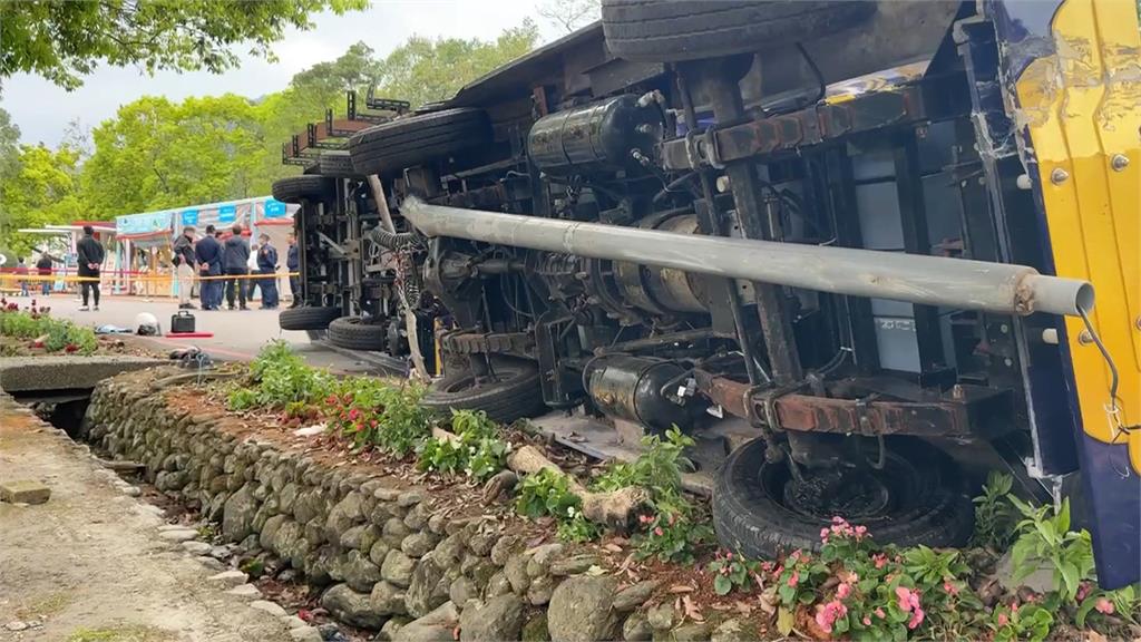 宜蘭綠博小火車翻覆造成1死1傷 死者妻坐輪椅送丈夫最後一程