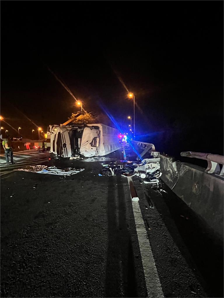 快新聞/飲料罐掉滿地!國3烏日段凌晨聯結車翻覆 車流一度回堵1公里