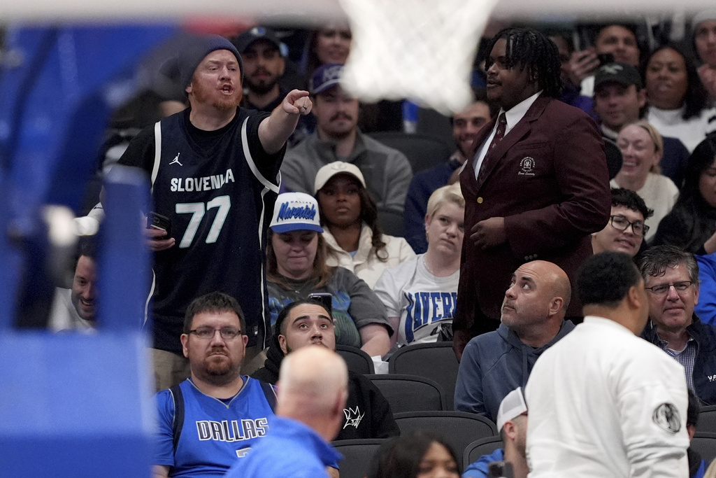 NBA(影)/球迷不滿唐77交易舉牌抗議被請出場 獨行俠還遭國王準絕殺