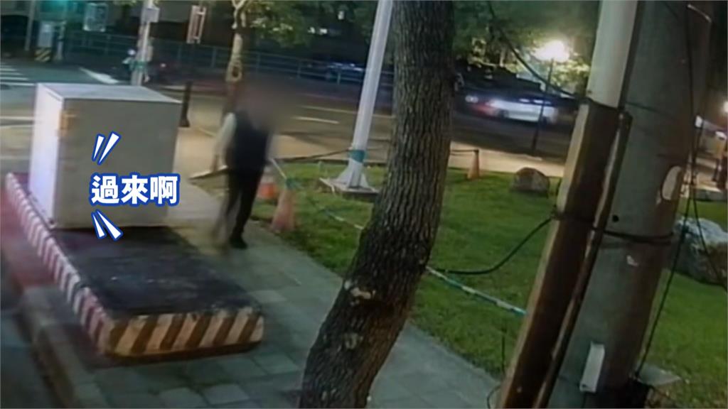 搭不到車男子怒飆罵"不雅字眼"　司機丟車追上前理論