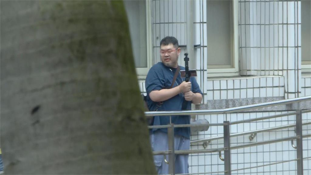 快新聞/當警察面被白衣民眾搶直播工具 四叉貓嚇壞:我好害怕