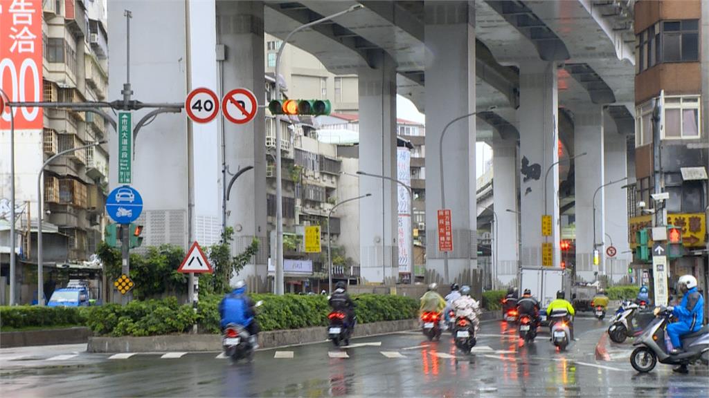 疑闖黃燈搶快「車卡路中央」 轎車路口「倒退嚕」撞上公車