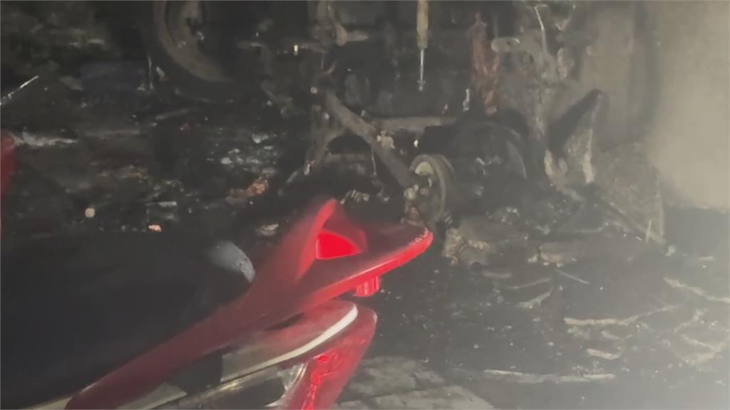 電動機車突自燃竄火 管理員趕緊廣播叫大家移車