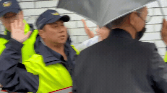 快新聞/王鴻薇硬闖管制區員警狂道歉畫面曝 林楚茵:妨害公務現行犯