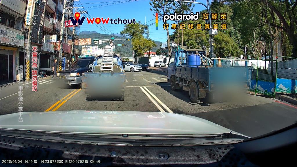 就你最大? 南投埔里廂型車無視行人 「硬切斑馬線」網怒批:垃圾車