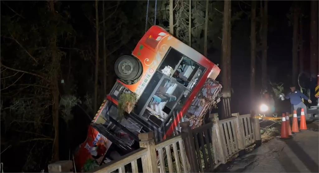 賞櫻變調！杉林溪遊園車墜谷１死７傷　鑑識小組釐清事故