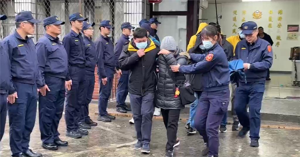快新聞／家屬淚崩赴八堵分駐所招魂　同仁雨中列隊哭喊：昱鴻勤務結束一路好走