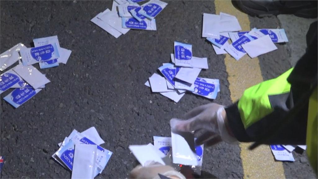 車上香菸盒藏黑包裝袋...太可疑! 警搜出毒品咖啡包