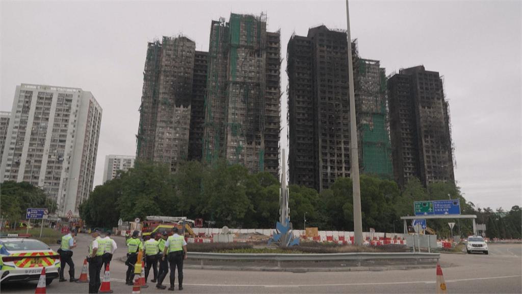 「妻子受困宏福苑火場」仍無消息　71歲老翁痛哭照震撼全球