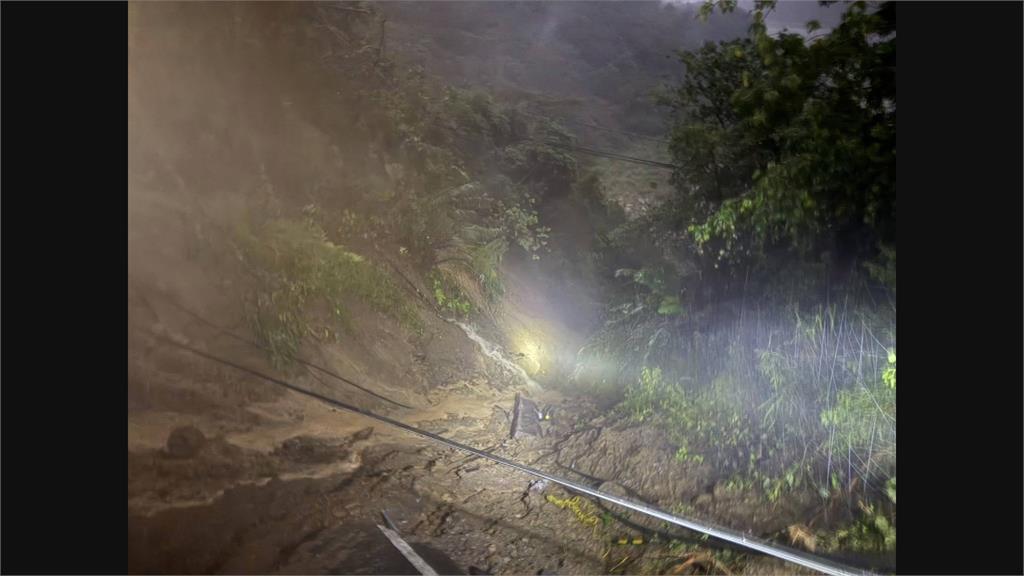 行車紀錄器畫面曝光！　高雄墜谷駕駛自行爬上路面三度求救