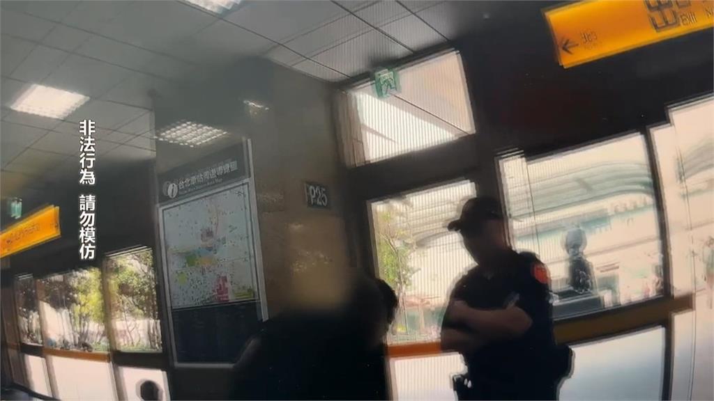 台北車站抽菸被取締 男子失控持酒瓶揮舞欲奪槍 遭員警壓制