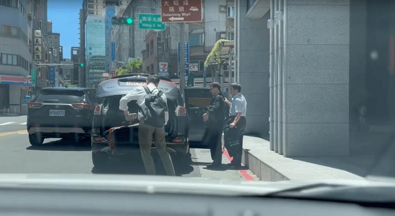 最新畫面/彭振聲愛妻身亡請假庭審!旁人攙扶「憔悴離開」搭車衝回家收行李