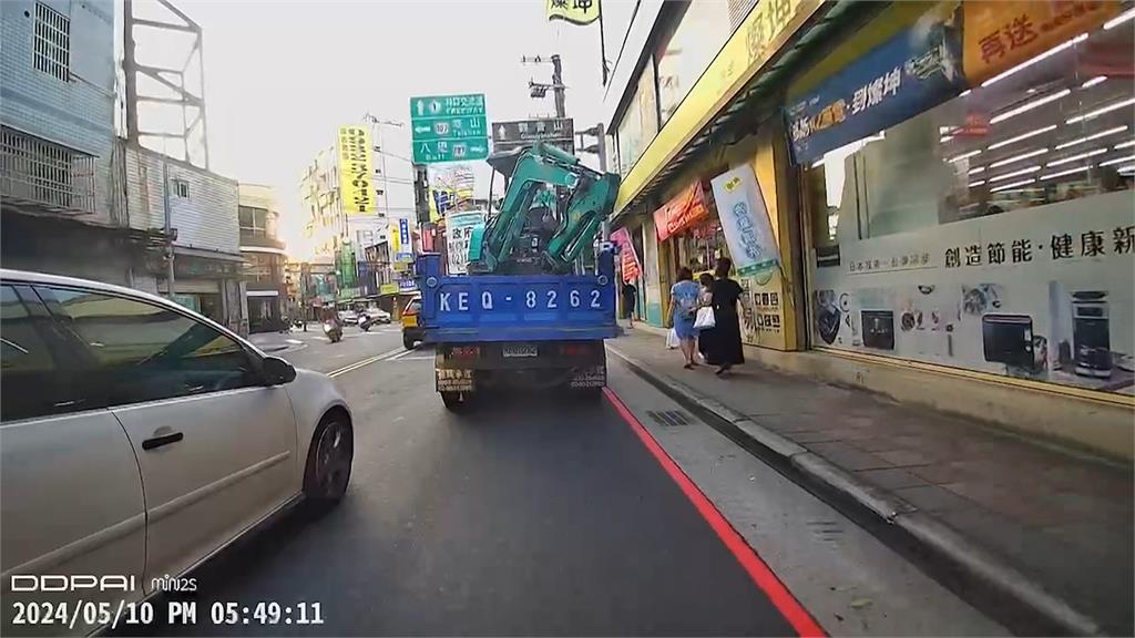 獨家!行車糾紛理智斷線 轎車攔公車怒嗆六字髒話