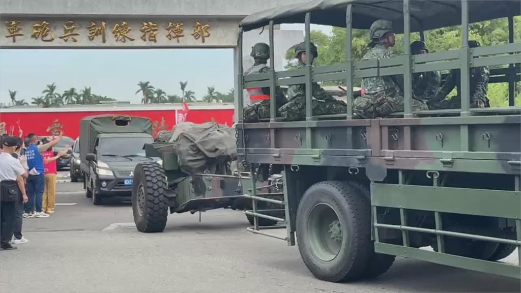 台南永康砲校最後一批官兵遷移關廟　居民揮手道別、拍照留念