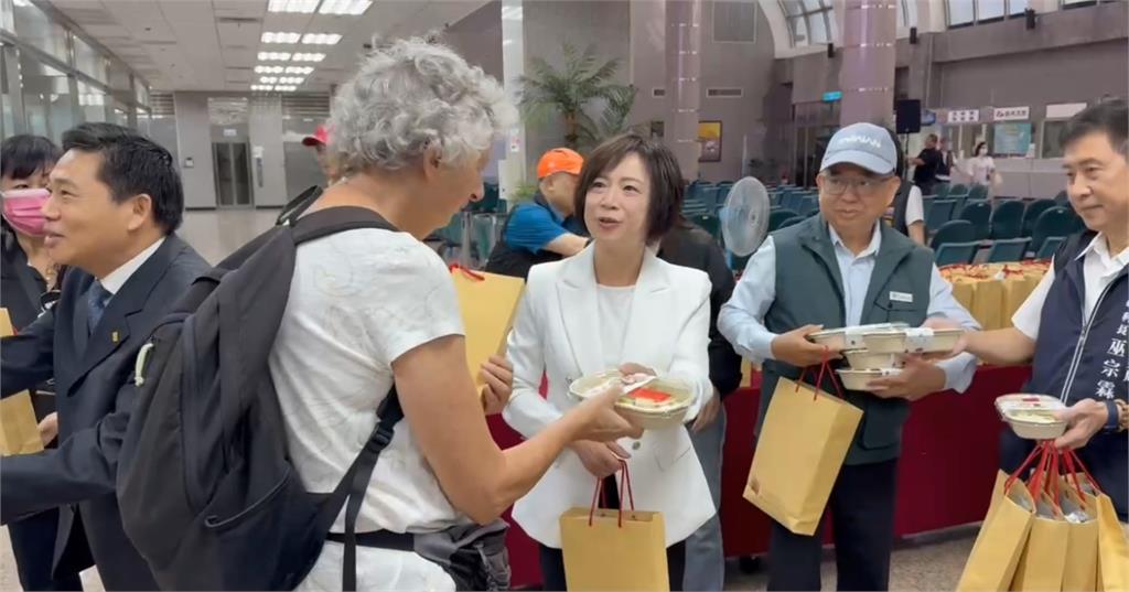 疫後國際郵輪首航台中港　何欣純、江啟臣隔空較勁