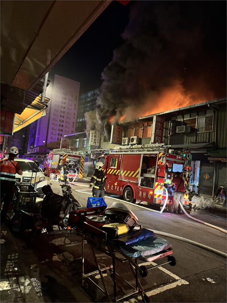 快新聞／快戴口罩！台大醫院旁三級火警「臭味飄超遠」　居民嚇喊：好臭