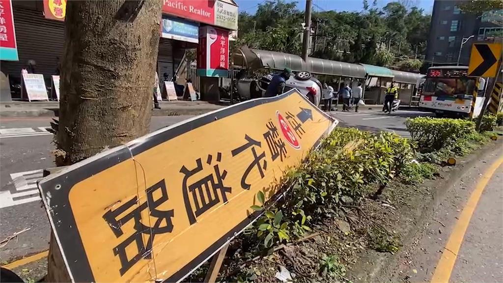 駕駛自撞分隔島再撞對向候車亭 轎車翻覆 現場一片狼藉
