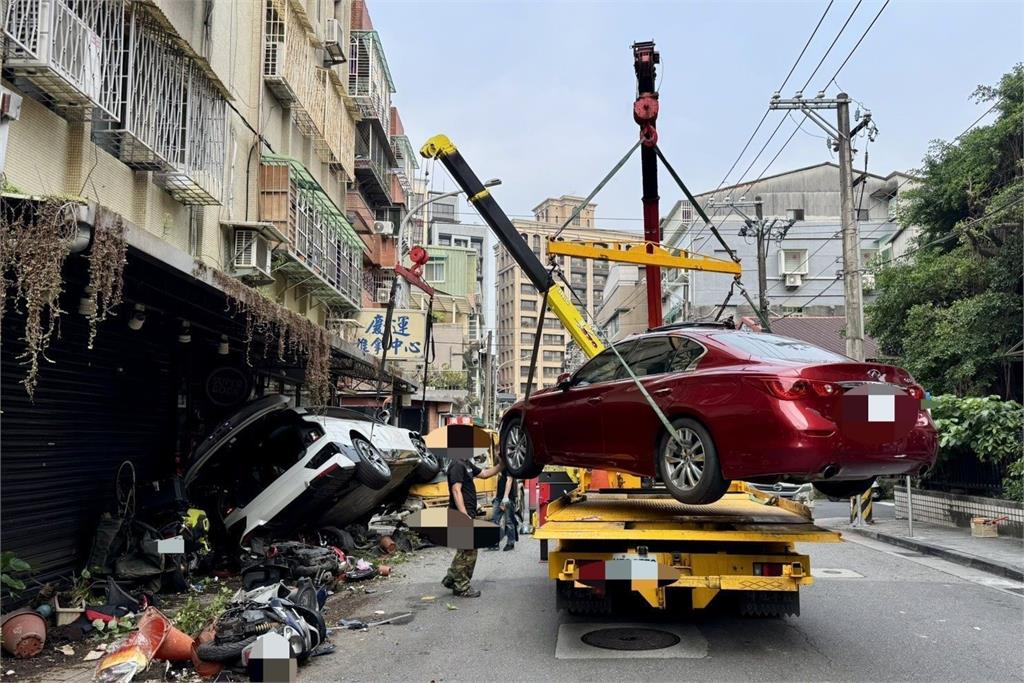 快新聞/北市1休旅車「誤踩油門暴衝」輾過另一紅色轎車! 現場一片狼藉