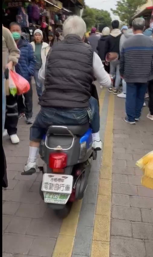 阿北亂入鹿港徒步區　逆向騎車險擦撞娃娃車