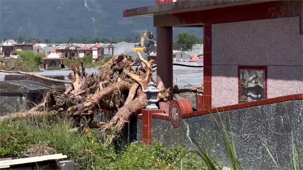 花蓮光復公墓慘淹! 災民自行清理盼縣府援助