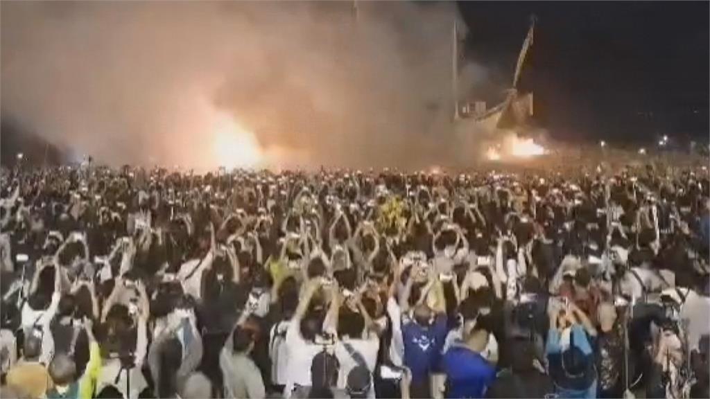 東港迎王祭重頭戲登場　數萬信眾手機紀錄「燒王船」驚嘆連連