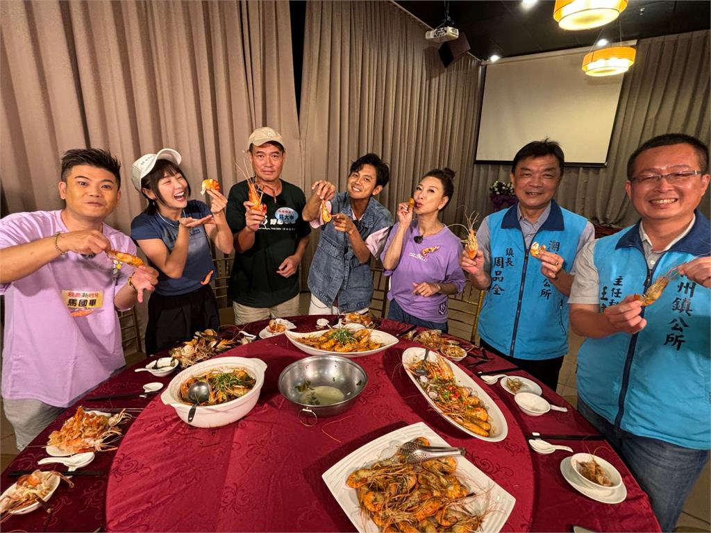 體驗養殖辛苦頂著超級大雨搶收!藝人全身濕透透站在蝦塭池