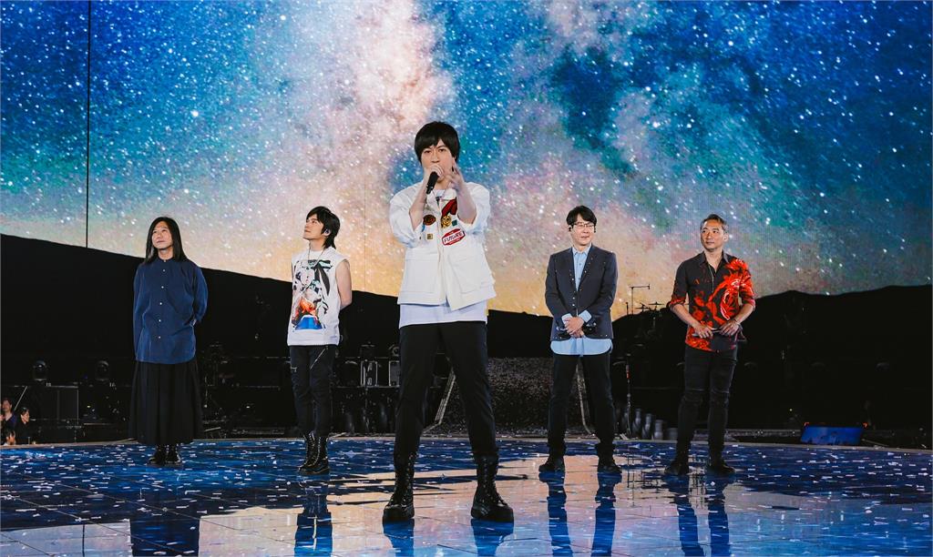 穿越2055五月天火熱開唱大巨蛋　10歲歌迷：「不愛周杰倫」阿信驚怕被揍