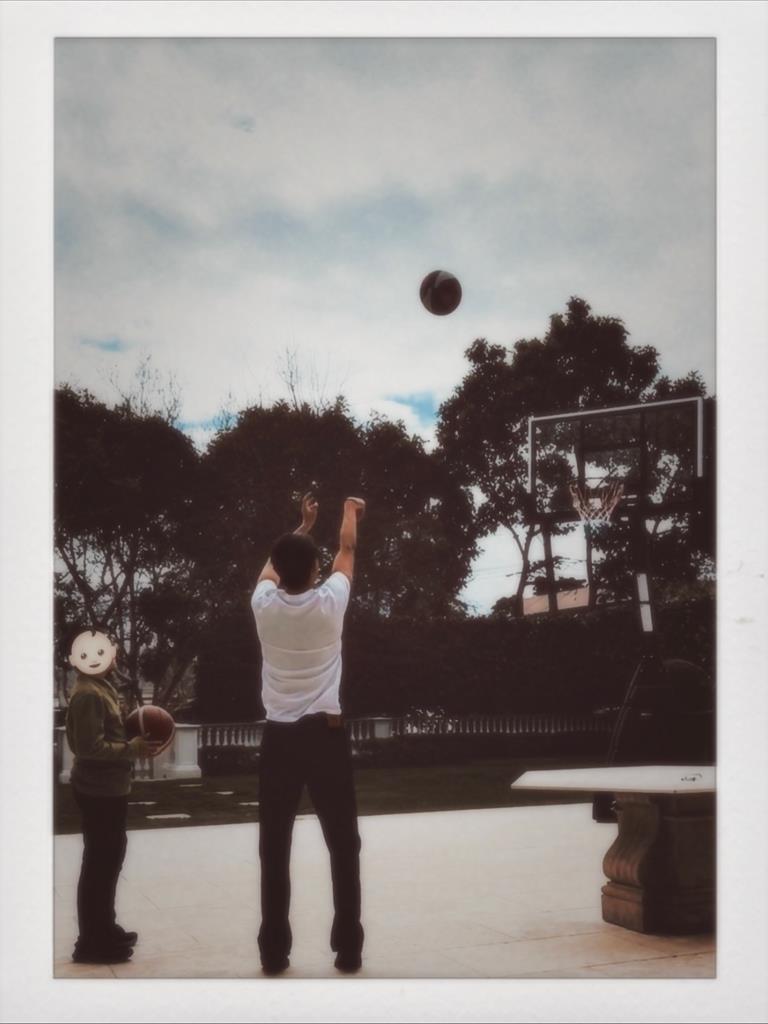 小S二女兒Lily戀愛了?澳洲同框「白衣高帥男」穿情侶衣…正面照曝光